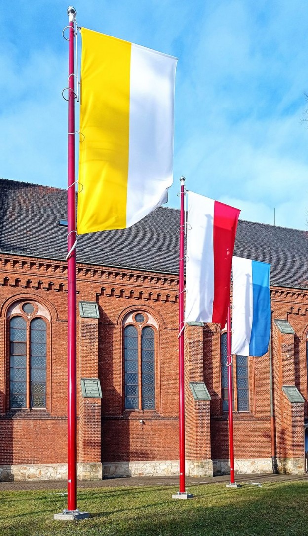 Ich flagi wiszą dziś na masztach w całej Polsce. Szyją je w Gliwicach, Archiwum prywatne/